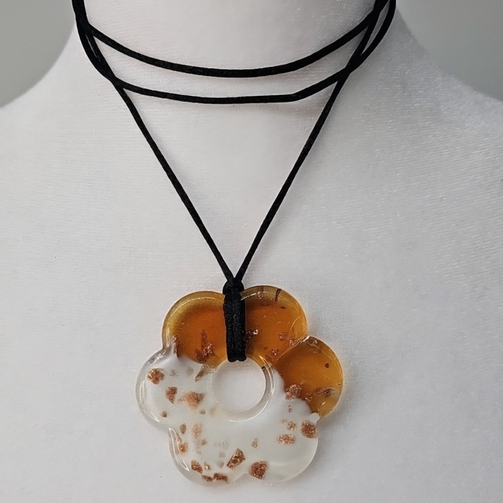 Urban Outfitters Cracked Acrylic Flower Child Choker Pendant Necklace Black Cord